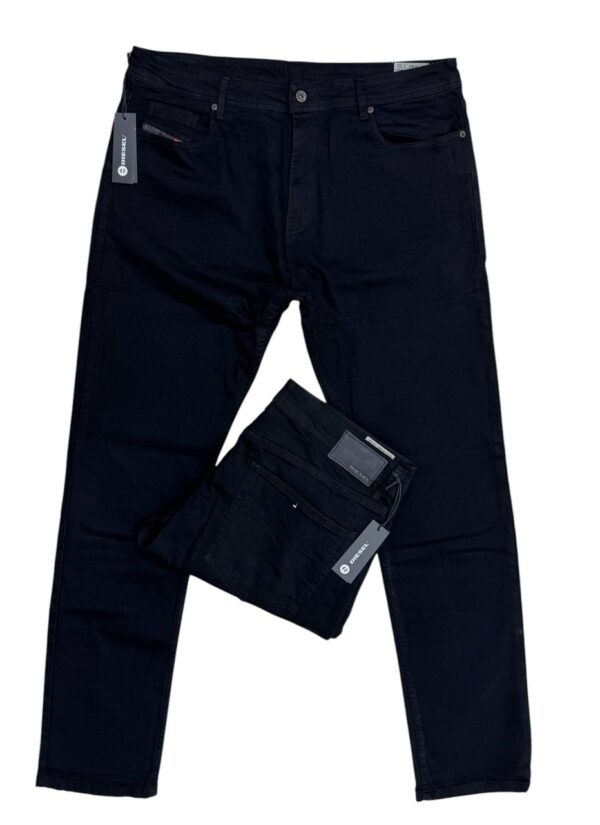 Jean Diesel Slim Fit Noir – Élégance Urbaine et Polyvalente